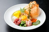 新鮮な海鮮と薬味をたっぷり詰め込んだ“ばくだん”を蟹の甲羅に。豪快かつ華やかな海の宝箱です。