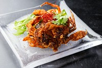 殻ごと丸ごと揚げた蟹を、香ばしいスパイスで仕上げた一品。外はカリッと、中はジューシー。