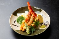 ずわい蟹の繊細な身を、極薄の衣で包み、サクッと軽やかに揚げた逸品。まるで“羽衣”のような食感と上品な甘みが魅力です。