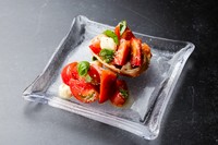 新鮮な蟹と甘み豊かなトマト、クリーミーなチーズを重ねた海のカプレーゼ。素材の旨みが絶妙に調和した、前菜にふさわしい華やかな一皿です。