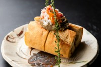 カリッと香ばしく焼き上げたバゲットの上に、濃厚な蟹味噌をたっぷりと。ワインのお供にも最適な、まさにごちそうと呼ぶにふさわしい一品です。
