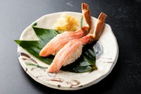 鮮度抜群な蟹の身を、職人が一貫一貫心を込めて握ります。口の中でほろりとほどけるシャリと、蟹本来の上品な甘みが織りなす繊細な調和をお楽しみください。