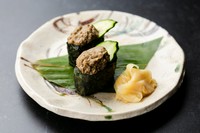 濃厚な蟹味噌をこぼれんばかりに乗せた、見た目にも贅沢な軍艦巻き。口に入れた瞬間に、名前の通り蟹味噌の旨みが爆発します。