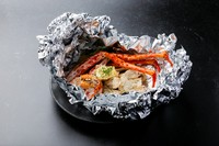 プリプリのたらば蟹の身を、風味豊かなバターと共にホイルで包み、じっくりと火を通しました。ホイルを開けた瞬間に立ち上る、バターと蟹の香ばしい香りが食欲をそそります。