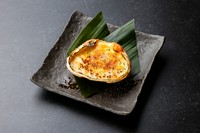 蟹の身をふんだんに使ったホワイトソースを蟹の甲羅に詰め、香ばしく焼き上げました。スプーンを入れると、とろーりチーズとクリーミーなグラタン、そして蟹の旨味が溢れ出します。