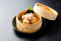蟹の身を贅沢なほどたっぷりと練り込んだ焼売。口に運べば、ジューシーな肉汁と共に蟹の豊かな風味がじゅわっと広がります。
