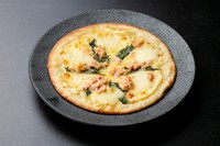 たっぷりの蟹の身と風味豊かなマヨソース、爽やかな大葉を乗せて香ばしく焼き上げました。和と洋が融合した、意外な組み合わせが癖になる味わい。皆様でシェアしてお楽しみください。