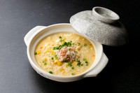 蟹の旨みを凝縮した黄金色の出汁で、ご飯をふっくらと炊き上げ、ふわふわの溶き卵でとじました。体にじんわりと染み渡る、優しくも奥深い味わいです。