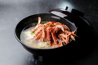 蟹の上品な出汁がじんわりと染み渡る、味わい深いお味噌汁。一口すするごとに、蟹の豊かな風味と味噌のコクが口の中に広がります。