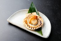 殻付きのまま焼き上げるほたての凝縮された旨みと甘みをご堪能ください。香ばしい香りとほたての風味が食欲をそそります。