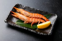 大ぶりで食べ応えのある2Lサイズの赤えびを、シンプルに焼き上げました。えび本来の濃厚な甘みと、ぷりっぷりの食感をお楽しみください。