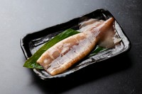 新鮮なイカを丸ごと一杯、豪快に焼き上げます。噛むほどに溢れるイカ本来の旨みがたまりません。お酒の肴にぴったりの、シンプルながらも奥深い味わいです。
