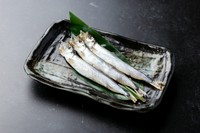 香ばしく焼き上げたししゃもは、ほのかな苦みがお酒との相性抜群。日本酒や焼酎とぜひ。