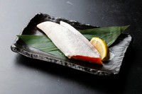 鮭の中でも特に脂が乗ったハラスの部分を、じっくりと焼き上げました。皮はパリッと香ばしく、身はふっくらジューシー。