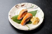 脂の乗ったサーモンを厚切りにし、一貫にしました。口の中でとろけるような食感と、サーモン特有の濃厚な旨みがシャリと絶妙に絡み合います。