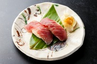 鮮やかな赤身が美しい、寿司の王道まぐろ。しっとりとした舌触りと、赤身ならではのさっぱりとしつつも奥深い味わいが特徴です。