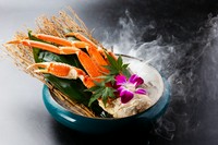 水揚げされたばかりのずわい蟹を、素材本来の旨みを活かして丁寧に浜茹でに。身はふっくらと甘く、シンプルながら極上の一皿。お好きな量を量り売りでご提供いたします。