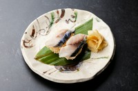 程よく脂が乗った鯖を、職人の技で丁寧に締めた光り物好きにはたまらない一貫。さっぱりとしながらも、深いコクが後を引きます。