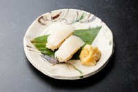 透き通るような美しい白身と、独特の食感が楽しめるいかの握り。ねっとりとした甘みと、コリコリとした歯ごたえがクセになります。