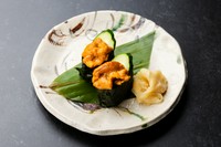 とろけるような舌触りと、濃厚でクリーミーな甘みが特徴のウニを贅沢に軍艦で。口に入れた瞬間に広がる、芳醇な磯の香りと深いコクはまさに至福の味わい。