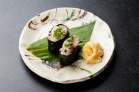 なめらかな口当たりのまぐろのたたきに、ネギの風味がアクセントとなった人気のねぎとろ。とろけるような脂の甘みと、シャキシャキとしたネギの食感が絶妙なバランスです。