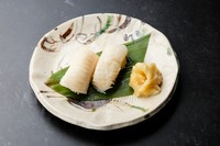 ヒラメやカレイからわずかしか取れない希少部位、えんがわ。独特のコリコリとした食感と、噛むほどにじゅわっと溢れ出す上質な脂が絶品です。