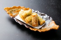 ちくわにチーズを詰め、青のりが香る衣でカラッと揚げました。外はサクサク、中はもちもちのちくわから、とろりとしたチーズが溶け出します。