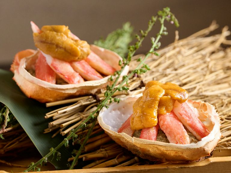 甲羅の器が映える、華やかで贅沢な逸品。原価ギリギリ赤字覚悟の名物料理『蟹甲羅の贅沢香箱刺し 2個』