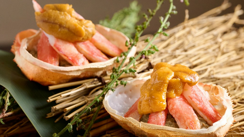 甲羅の器が映える、華やかで贅沢な逸品。原価ギリギリ赤字覚悟の名物料理『蟹甲羅の贅沢香箱刺し 2個』