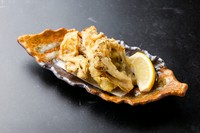 香り高いまいたけを、サクサクの軽い衣で天ぷらに。噛むほどにまいたけ特有の豊かな風味と、シャキシャキとした食感が楽しめます。