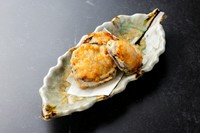 ジューシーなナスと、旨みたっぷりのひき肉を合わせた、食べ応えのある天ぷらです。とろりとしたナスの甘みと、肉のコクが出汁の効いた衣と一体となり、奥深い味わいを生み出します。