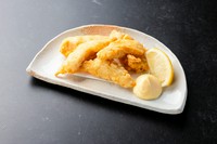 淡白ながらも旨みが凝縮された鶏ささみを、ふっくらと柔らかい天ぷらに仕上げました。衣はサクッと軽く、中のささみはしっとりジューシー。