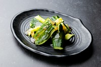 シャキシャキの胡瓜を、さっぱりとした梅のジュレで和えました。ひんやりとしたジュレが胡瓜によく絡み、梅の爽やかな酸味と香りが口いっぱいに広がります。