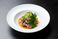 上質な国産和牛の赤身を、さっと炙ってカルパッチョに。肉の旨みを、香味野菜とさっぱりとしたおろしポン酢が一層引き立てます。