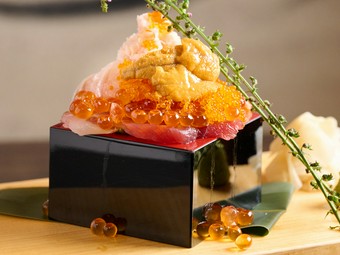 見た目も豪快な自慢の名物寿司。【蟹一心】を訪れたら絶対に食べて欲しい逸品『名物かに枡こぼれ寿司』