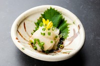 えんがわの脂の甘みと、大根おろしの爽やかさ、ポン酢の酸味が絶妙に調和します。日本酒が欲しくなる、通好みのおつまみです。