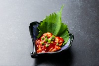 コリコリとした食感、ピリッとした辛さ、そして魚介の深い旨みが後を引く、お酒が進む韓国珍味です。