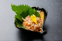 サメの軟骨を梅肉で和えた、人気の珍味。コリコリ、プチプチとした軟骨の食感と、梅の爽やかな酸味が絶妙な組み合わせです。