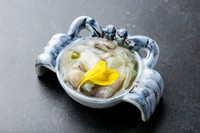 タコのしっかりとした歯ごたえと、ツンと鼻に抜けるわさびの爽やかな辛味が食欲をそそります。日本酒や焼酎と相性抜群の、定番おつまみです。
