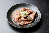 和牛の表面を香ばしく炙り、特製のタレでユッケ風に。とろりとした温泉玉子を崩して絡めれば、肉の旨みとタレの甘み、黄身のコクが一体となります。まさに極みと呼ぶにふさわしい、贅沢な逸品です。
