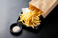 カリッと揚げた熱々のフライドポテトに、旨みたっぷりのコンソメパウダーをたっぷりと。一度食べ始めたら止まらない、後を引く味わいが魅力です。