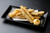 カリッと香ばしく揚げたごぼうの旨みがじんわりと広がります。食物繊維も豊富で、ヘルシーなおつまみとしても人気。