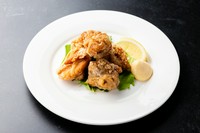 特製の醤油ダレにじっくり漬け込んだもも肉を、カラッとジューシーに揚げた王道の唐揚げ。外はサクッと香ばしく、噛めば肉汁がじゅわっと溢れ出します。