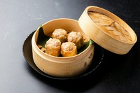 干し貝柱の凝縮された旨みを贅沢に閉じ込めた焼売。ふっくらとした食感の中に、海の滋味がじんわり広がる上品な一品です。