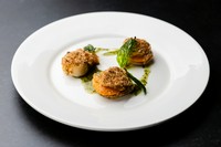 肉厚のホタテに、ガーリックやハーブを効かせた特製のパン粉を乗せて香ばしく焼き上げました。ワインとの相性も抜群な、お洒落な一品です。
