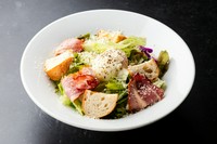 シャキシャキのレタスと濃厚なシーザードレッシング、とろりとした温泉玉子のまろやかな味わい。サラダの定番を、ワンランク上の美味しさでお届けします。