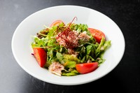 たっぷりの蟹のほぐし身とパクチーを、特製ドレッシングで和えました。ピリ辛な味付けが食欲をそそる、アジアンテイストな創作サラダです。