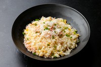 蟹の身をたっぷりと使った本格炒飯。ご飯一粒一粒に、蟹の豊かな旨みと卵のコク、ネギの香りがコーティングされています。お食事の〆にふさわしい、満足感のある一品です。