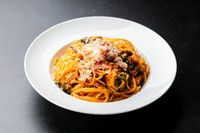 蟹の旨みが溶け込んだ、クリーミーで濃厚なトマトクリームソースのパスタ。香ばしいベーコンの塩気がアクセントの、贅沢な創作パスタです。