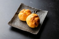 香ばしいシュー生地の中に、冷たいバニラアイスをたっぷりと詰め込みました。どこか懐かしさを感じる、シンプルで優しい味わいです。